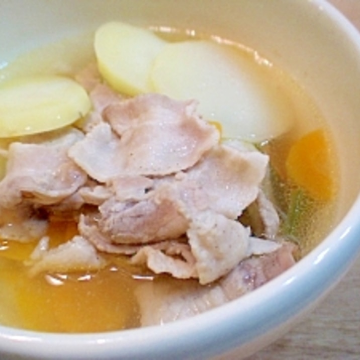 野菜いっぱい!じゃがいもと豚肉のコンソメスープ